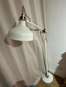 Biela stojaca lampa RANARP z IKEA