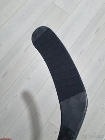 Predám hokejku Bauer Supreme 2S pro.