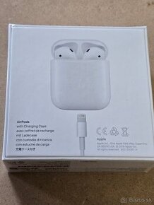 Apple AirPods s nabíjacím puzdrom