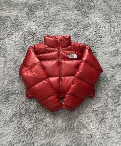 The North Face 1996 Nuptse Cropped Puffer Jacekt–Red