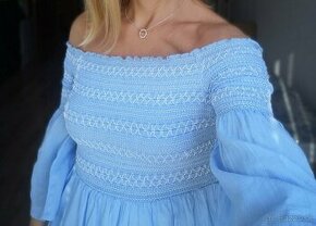 Svetlo modré madeirové šaty (odhalené ramená)