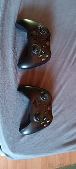 2x Xbox one controller