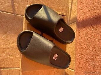 Yeezy slides onyx and glow