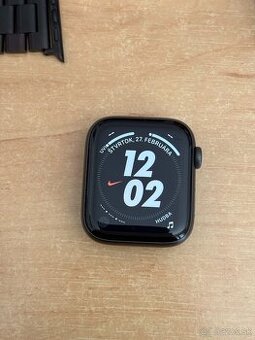 Apple Watch SE Nike 44mm 1.gerácia + príslušenstvo