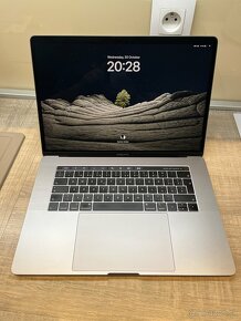 Macbook Pro  15,4 16gb RAM 256 HDD TouchBar 2018