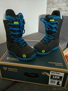 Snowboard boots