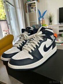 Jordan 1 mid obsidian gold