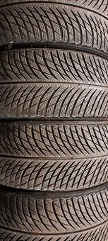 Predám 4ks jazdené zimné 235/40r19-96W Michelin