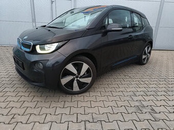 BMW i3 tepelné čerpadlo, velká naviagce, dotykové kliky