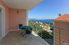 Trogir, Seget Donji – zariadené apartmány s výhľadom na more