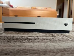 Xbox one s 1tb+ dva ovládače + hry