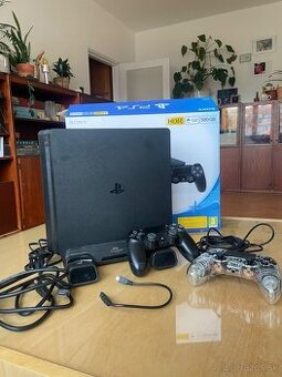 PS4 so stojanom a dvomi ovládačmi