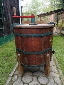 Stará ručná drevená práčka
