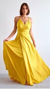 Žlté saténové šaty
