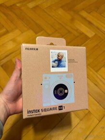 Úplne nový fotoaparát Instax Square SQ 1