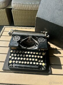 Starožitný písací stroj Royal kufríkový