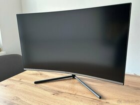 32" Samsung U32R590 - 1