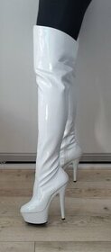 Nové exkluzívne biele lakované čižmy nad kolená č.39