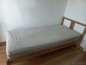 Drevená postel