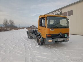 Hakový nosič kontajnerov Mercedes atego