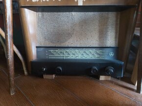 Staré rádio, gramofon, pisaci stroj
