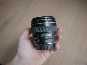 Canon EF 85mm f/1.8 USM