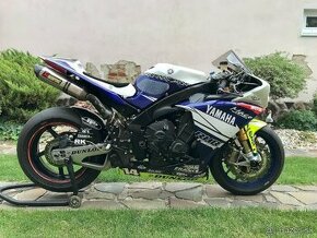 YAMAHA R1 SUPERBIKE - 1