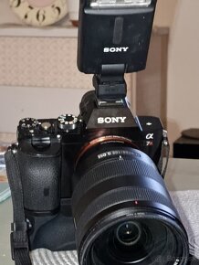 Sony A 7 R + Canon 24-105 IS STM + Bat.Grip