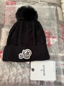 Dámska zateplená čierna čiapka Moncler - 1