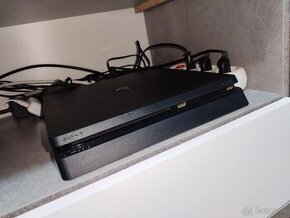 Predám Playstation 4 slim 1TB