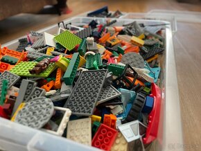 12 kg LEGO na predaj – figúrky, špeciálne dieliky....