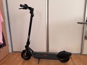 Ninebot Kickscooter F2 by Segway