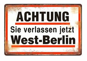 plechová cedule: Pozor Chystáte se opustit Západní Berlín