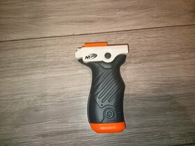 Nerf - originální držadlo pod zbraň (grip) - 1