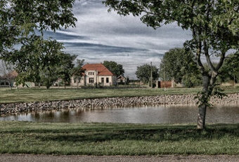 Na predaj rekonštruovaná historická vila na pozemku 6654 m2 - 1