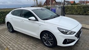 Hyundai i30 Fastback 1.5 T-GDi mHEV iMT Family