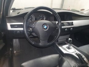 Predám palubnú dosku bmw e60,e61 s držiakmi na napoje a HUD