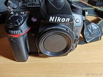 Nikon D7000, dva objektívy, blesk