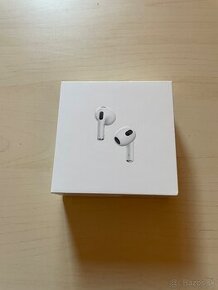 Apple AirPods (3. generácie) s Lightning s nabíjacím puzdrom