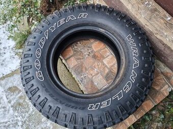 Goodyear wrangler duratrac R15 235 75 - 1