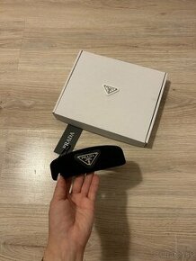 Prada čierna čelenka + biely box (PR4)