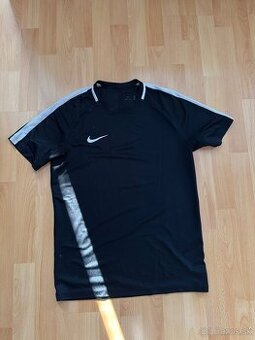 Dres nike