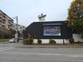 LED bilboard v Nových Zámkoch na frekventovanej ulici