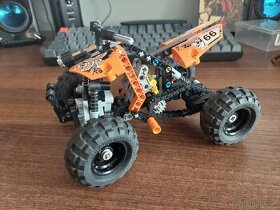 LEGO Technic 9392 Štvorkolka - 1