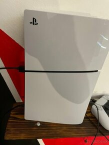 PS5 Slim s Mechanikou