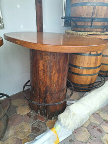 stôl barový z kmeňa stromu