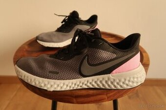 Dámske tenisky NIKE REVOLUTION 5 - č. 40 (25,8 cm)