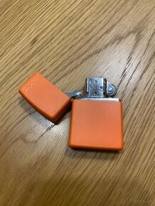 Zapaľovač Zippo Orange Matte Logo