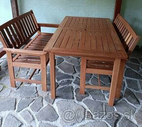 Záhradný stôl s lavičkami