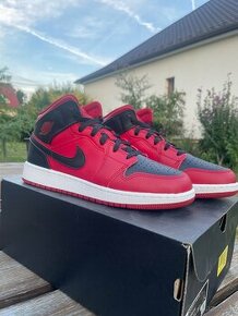 Nike Air Jordan 1 Mid Reverse Bred